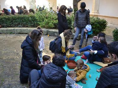 Els infants de 0 a 3 anys gaudeixen amb les seves famílies de tallers i d’activitats lluny dels mòbils i les pantalles