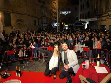 Una multitudinària festa de nit de Cap d’Any dona la benvinguda al 2019 des dels peus del campanar