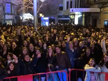 Una multitudinària festa de nit de Cap d’Any dona la benvinguda al 2019 des dels peus del campanar