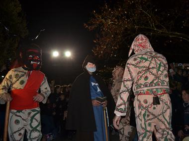 Una gran torrada i el primer ball dels dimonis encenen davant milers de persones la flama santantoniera