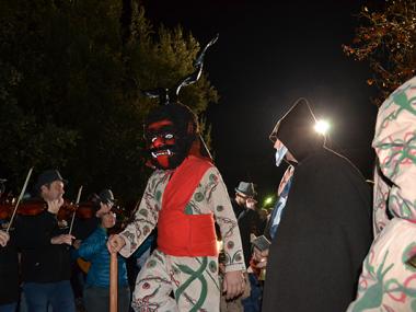Una gran torrada i el primer ball dels dimonis encenen davant milers de persones la flama santantoniera