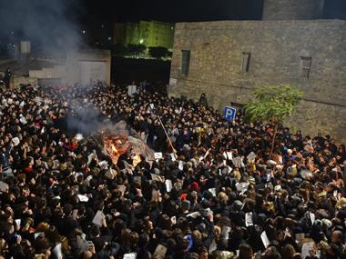 Una multitud fa ressonar els goigs de Sant Antoni i les ganes de festa arran del foc a la plaça de la Concòrdia
