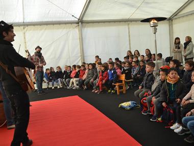 Uns 2000 escolars participen de Sant Antoni fent fogueró, fent gloses i coneixent la música i els símbols de la festa