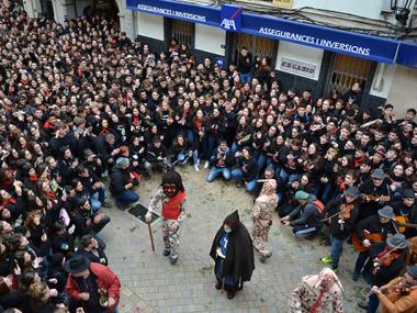 La festa de Sant Antoni esclata a Manacor i la música i els primers balls dels dimonis fan embogir tothom