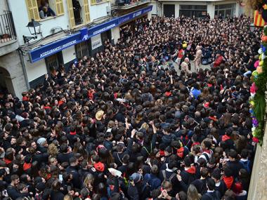 La festa de Sant Antoni esclata a Manacor i la música i els primers balls dels dimonis fan embogir tothom