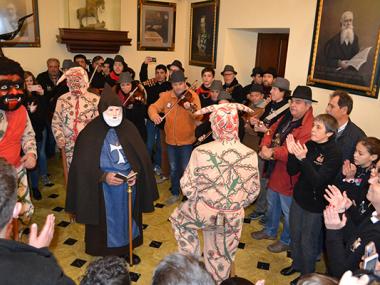 La festa de Sant Antoni esclata a Manacor i la música i els primers balls dels dimonis fan embogir tothom