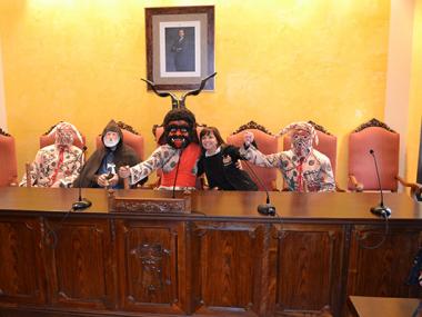 La festa de Sant Antoni esclata a Manacor i la música i els primers balls dels dimonis fan embogir tothom