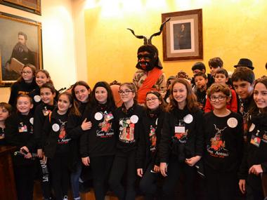 La festa de Sant Antoni esclata a Manacor i la música i els primers balls dels dimonis fan embogir tothom