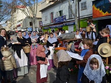 Les Beneïdes traslladen fins als carrers de Manacor tota casta d’animals i d’estampes santantonieres