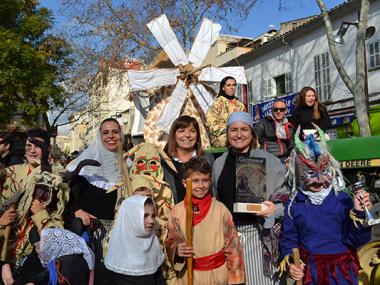 Les Beneïdes traslladen fins als carrers de Manacor tota casta d’animals i d’estampes santantonieres