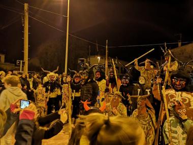 Una torrada i la X Trobada de dimonis de s'Illot cremen la metxa final de les festes de Sant Antoni