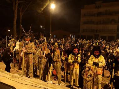 Una torrada i la X Trobada de dimonis de s'Illot cremen la metxa final de les festes de Sant Antoni