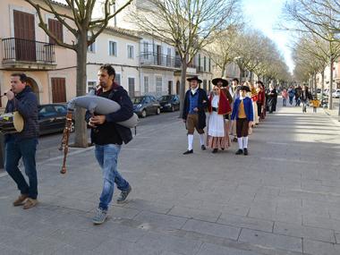 Manacor reivindica el llegat d’Antoni M. Alcover amb l'ofrena floral i l’homenatge a l'obelisc que la ciutat li va dedicar
