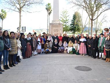 Manacor reivindica el llegat d’Antoni M. Alcover amb l'ofrena floral i l’homenatge a l'obelisc que la ciutat li va dedicar