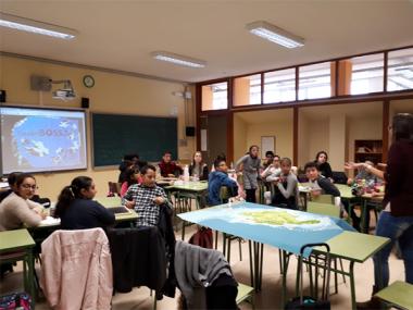 Prop de 300 escolars participen en el taller Desembossa’t, que mostra l’impacte dels plàstics sobre el medi ambient