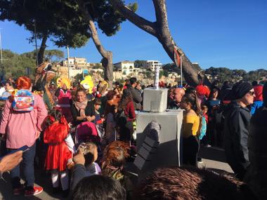 Centenars de persones surten disfressades a participar en les Rues de Carnaval de Manacor i Porto Cristo 
