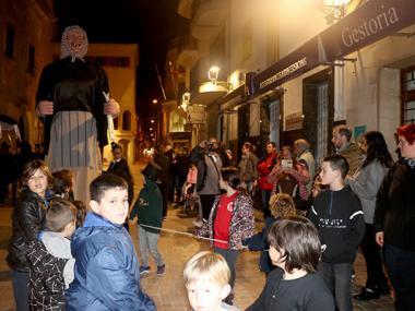 L'enterrament de la sardina i la sortida de la geganta de la jaia Quaresma tanquen el carnaval a Manacor 