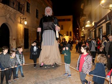L'enterrament de la sardina i la sortida de la geganta de la jaia Quaresma tanquen el carnaval a Manacor 