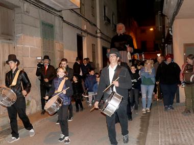 L'enterrament de la sardina i la sortida de la geganta de la jaia Quaresma tanquen el carnaval a Manacor 