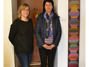 L’artista manacorina Maria Huerga dona a l’Escola Municipal de Mallorquí una de les seves obres