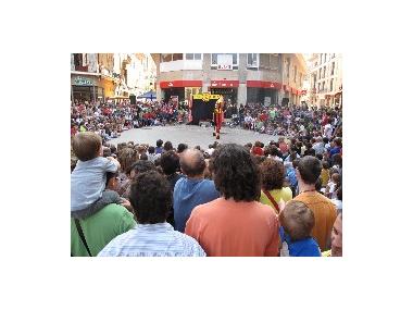 TEATRE AL CARRER PER A TOTA LA FAMÍLIA