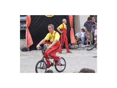 TEATRE AL CARRER PER A TOTA LA FAMÍLIA