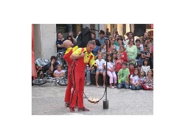 TEATRE AL CARRER PER A TOTA LA FAMÍLIA