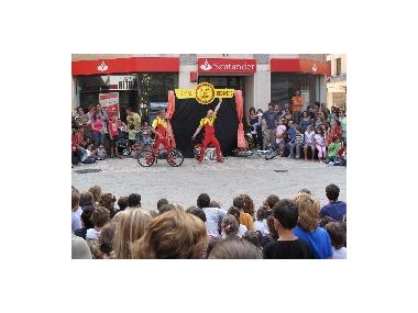TEATRE AL CARRER PER A TOTA LA FAMÍLIA