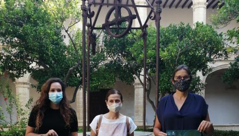 Núria Hinojosa, Maria Magdalena Sureda i Magdalena Salas durant la roda de premsa. 