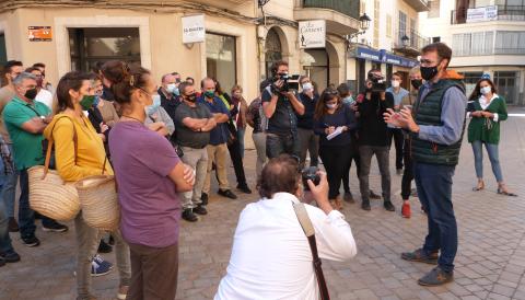 El batle, Miquel Oliver, atenent les preguntes del sector de la restauració. 