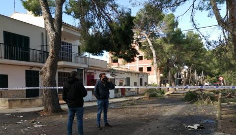 El batle de Manacor, Miquel Oliver, al carrer La Niña de Portocisto, un dels més afectats. 