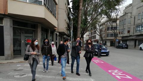El batle, Miquel Oliver, i la presidenta Catalina Cladera, passejaren per l'avinguda del Torrent acompanyats dels regidors i veïns. 