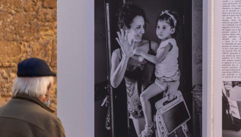 L'exposició El cas de Clara: el repte de viure amb la síndrome de Coffin-Siris està ubicada a la plaça del Convent. 