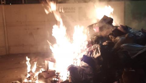 Els fems prengueren en flames. 