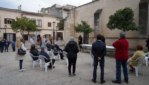 La delegada d'Urbanisme, Núria Hinojosa, amb els veïnats de la zona. 