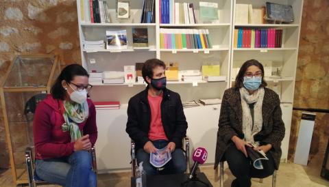 María José Rivas, Mateu Marcé i Magdalena Salas durant la presentació del Pla d'Accessibilitat davant els mitjans de comunicació. 