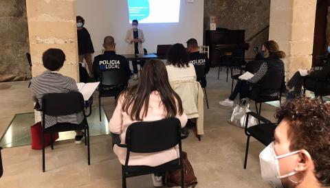 La delegada de Serveis Socials i Joventut, Carme Gomila, durant la sessió de formació de prevenció del suïcidi juvenil. 