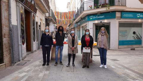 La delegada de Comerç, Maria Antònia Truyols; el delegat de Serveis Generals i Activitats, Carles Grimalt; acompanyats de comerciants de Manacor. 