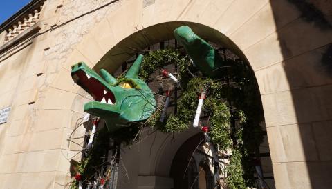 Un gran drac dóna la benvinguda a la Fira del Llibre de Manacor. 