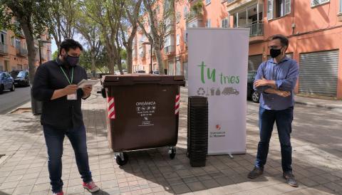 Sebastià Llodrà i Miquel Oliver durant la presentació de la implantació completa de la recollida d'orgànica. 