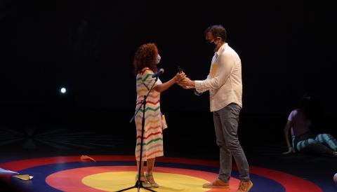 Miquel Oliver entrega el Reconeixement de Mèrits 2021 a Dàmaris Gelabert. 