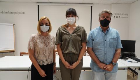 La delegada d'Urbanisme, Núria Hinojosa, amb la gerent de l'Associació de Constructors, Sandra Verger, i el delegat de l'Associació al Llevant, Jaume Caldentey. 