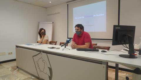 Sebastià Llodrà, delegat de Medi Ambient de l'Ajuntament de Manacor i Roser Badia, coordinadora de la Fundació Rezero a les Illes Balears.