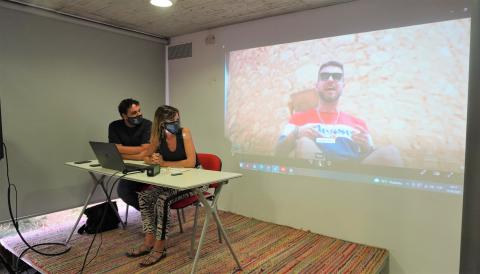 Sebastià Llodrà i Margalida Rosselló durant la presentació del vídeo del raper Swing per a l'EMM. 