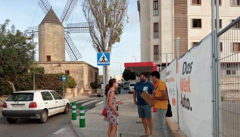 El delegat de Mobilitat, Sebastià Llodrà, amb els tècnics del CTM. 