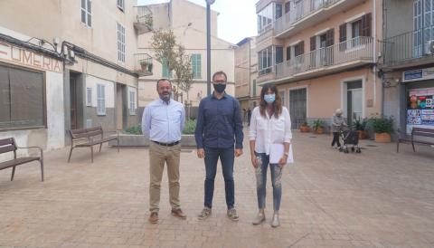 Antoni Puerto, Miquel Oliver i Núria Hinojosa, a la plaça de s'Antigor. 