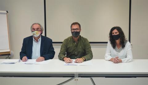 El batle de Manacor, Miquel Oliver, amb el conseller d'Educació, Martí March, i Primera Infància, Innovació i Comunitat Educativa, Amanda Fernández, durant la signatura del conveni. 