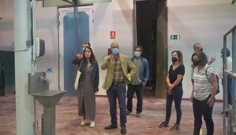 La delegada responsable de l'Escorxador, Cristina Capó, explica al director general d'Agricultura, als grups municipals de l'oposició i als sindicats agraris les reformes fetes fins ara a l'Escorxador municipal. 
