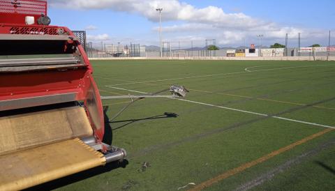 Canvi de gespa del camp de futbol de Porto Cristo. 