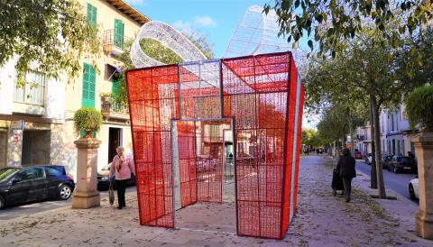 Una de les noves estructures lumíniques s'ha col·locat al passeig de Na Camel·la. 